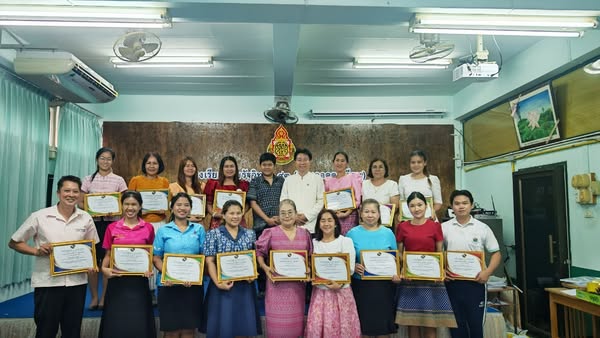 มอบเกียรติบัตรให้กับครูผู้สอนตามแผนการจัดการเรียนรู้ “Active Learning” และ มอบเกียรติบัตรครูผู้สอนการปฏิบัติที่เป็นเลิศ (Best Practice)